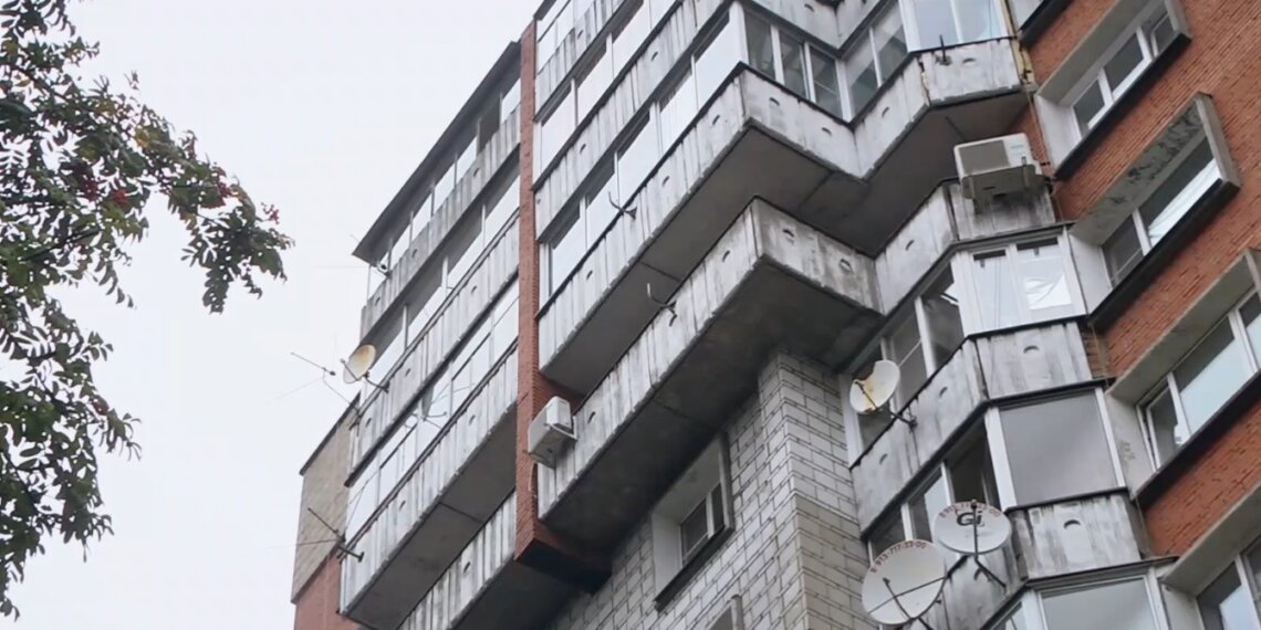 «Жители живут в квартирах, а не в мусоропроводе»: старшая по дому в Новосибирске требует починить дымоудаление