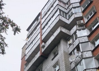 «Жители живут в квартирах, а не в мусоропроводе»: старшая по дому в Новосибирске требует починить дымоудаление