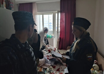 В Новосибирске мать с сыном пять часов освобождали чужую квартиру
