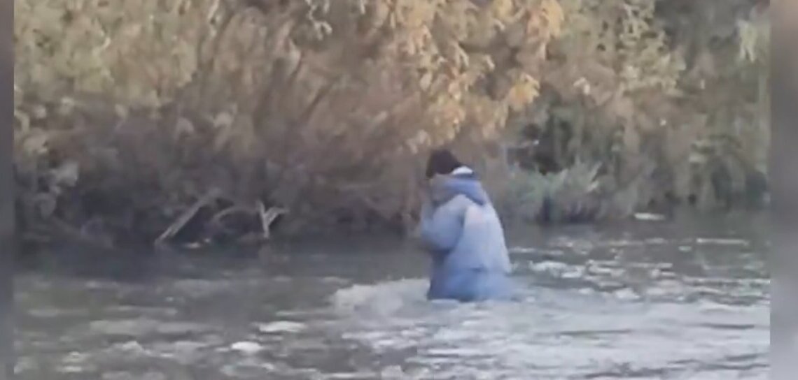 Кузбасский водитель бросил машину и перешёл реку вброд, уходя от погони