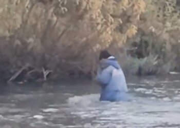 Кузбасский водитель бросил машину и перешёл реку вброд, уходя от погони