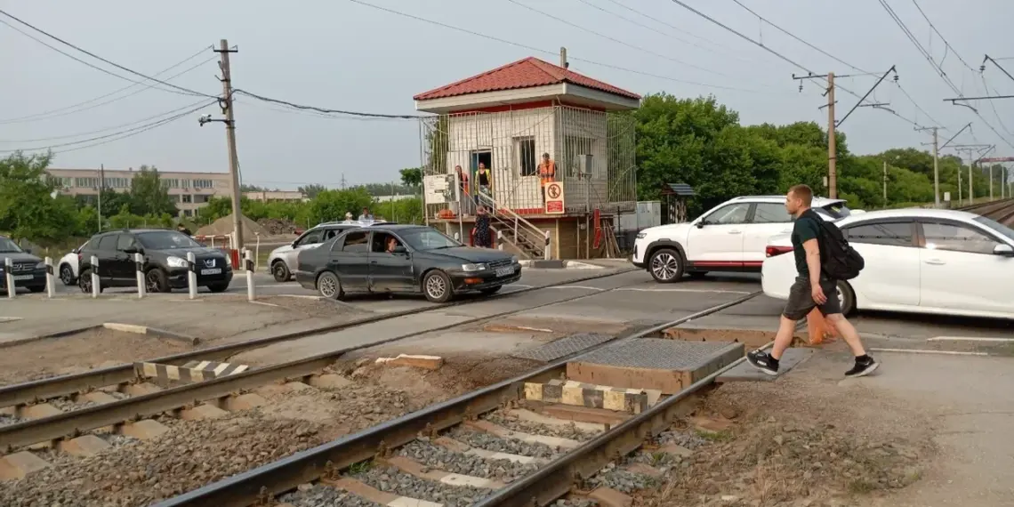 В Новосибирске временно ограничат движение на железнодорожном переезде на Станционной