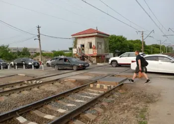 В Новосибирске временно ограничат движение на железнодорожном переезде на Станционной