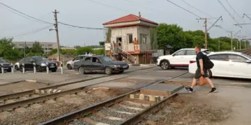 В Новосибирске временно ограничат движение на железнодорожном переезде на Станционной