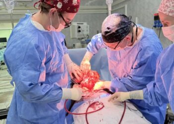 Новосибирские онкологи удалили опухоль размером с баскетбольный мяч
