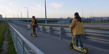 В Новосибирске доработают правила использования самокатов: за парковку и эвакуацию СИМ усилят ответственность