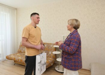 Новосибирец, воспитывавшийся под опекой, получил квартиру по жилищному сертификату
