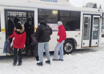 «Пока все не рассчитаются, никто не выйдет»: в Новосибирске водитель автобуса запер пассажиров в салоне