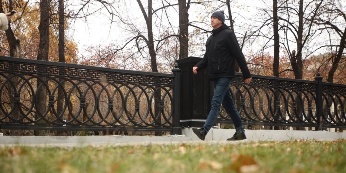 «Будет служить долгие годы»: историческое чугунное ограждение восстановили в Театральном сквере
