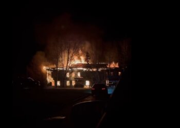 Пожар рядом с отделом полиции: в Маслянино загорелось пустующее здание