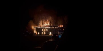 Пожар рядом с отделом полиции: в Маслянино загорелось пустующее здание