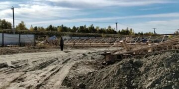 В Бийске мужчина выпрыгнул из падающего башенного крана и выжил