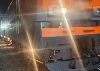 Женщина шла вдоль путей и погибла под поездом в Новосибирской области
