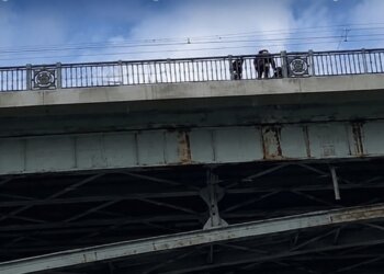 На Октябрьском мосту спасли мужчину в инвалидной коляске