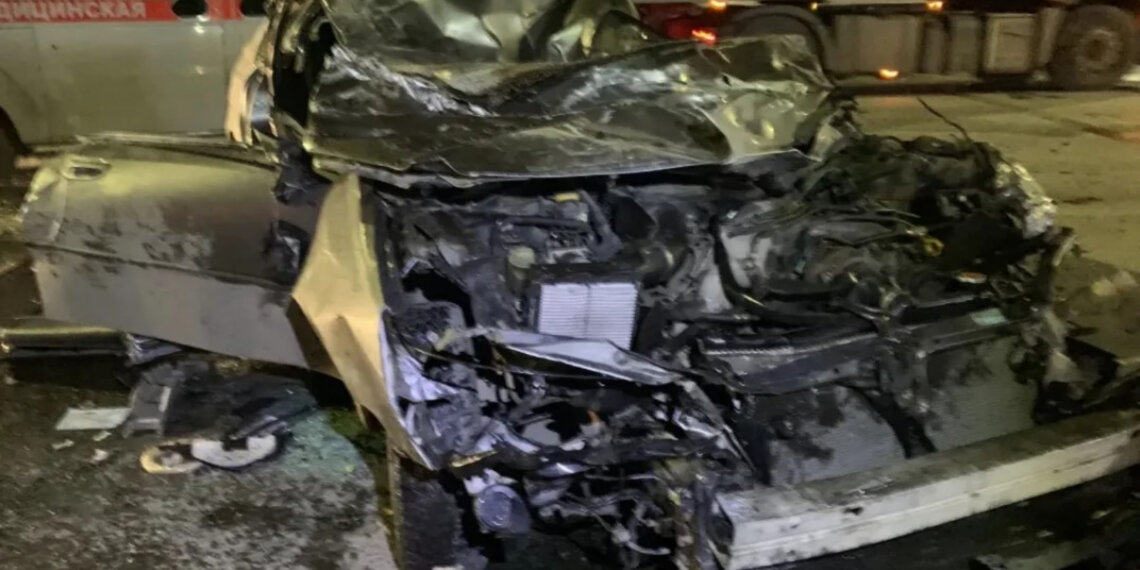 Ночное ДТП на Петухова: фура не уступила дорогу Subaru, водителя легковушки зажало в машине