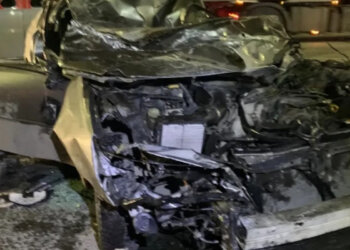 Ночное ДТП на Петухова: фура не уступила дорогу Subaru, водителя легковушки зажало в машине