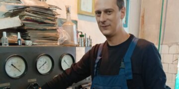 «Учиться приходится постоянно»: автослесарь из Куйбышева рассказал о работе и технике