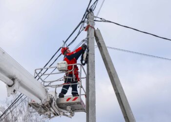 «Россети Новосибирск» фиксируют рост незаконных подвесов ВОЛС в преддверии зимы