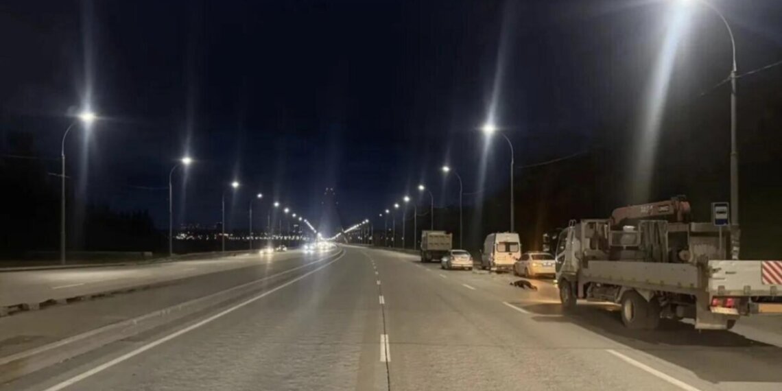 На Бугринском мосту в Новосибирске грузовик насмерть сбил пешехода