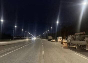 На Бугринском мосту в Новосибирске грузовик насмерть сбил пешехода
