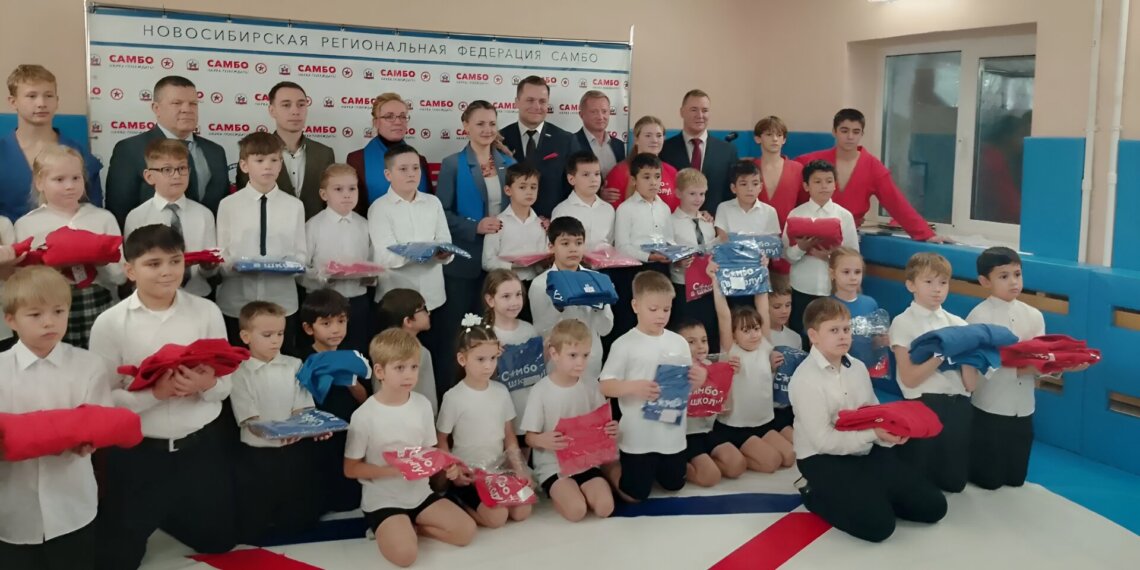 Теперь есть куда идти после уроков: в школе № 111 открыли зал самбо