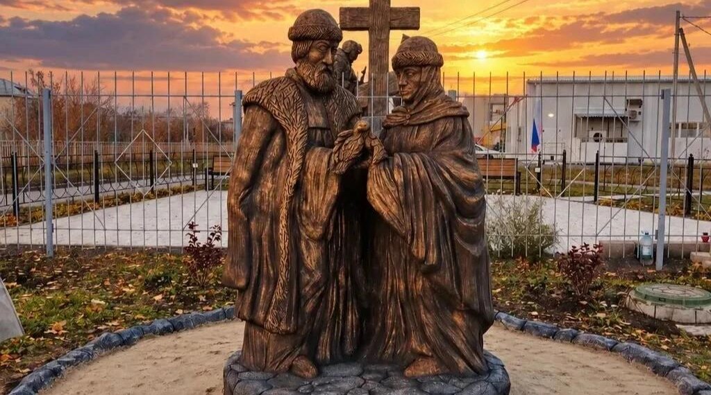 Семейное тепло в камне: в Чике появился памятник Петру и Февронии Муромским