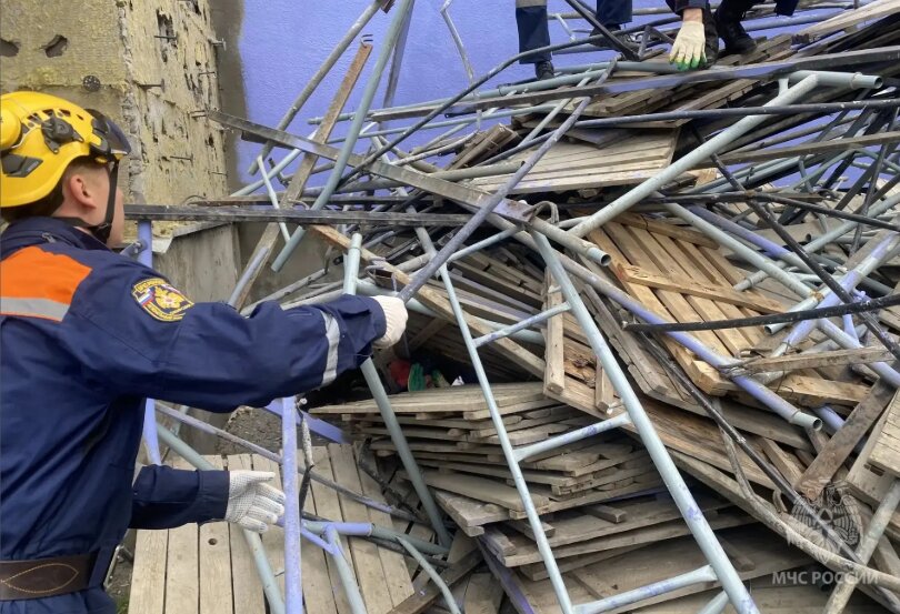 Мужчина погиб при обрушении строительных лесов в Красноярске