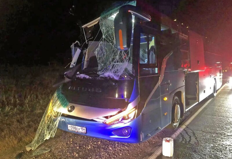 Пассажирский автобус протаранил грузовик в НСО. Есть погибший