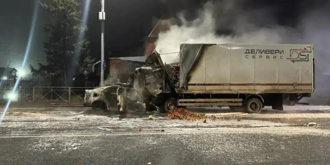 На Мочищенском шоссе в Новосибирске легковушка врезалась в грузовик: один человек погиб