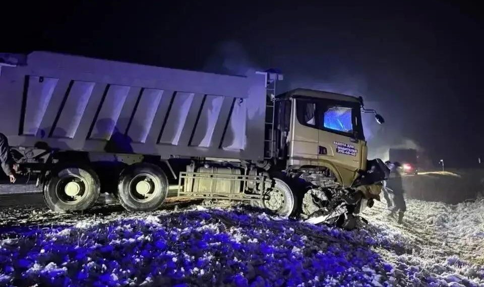 Два человека погибли в лобовом ДТП с грузовиком под Новосибирском