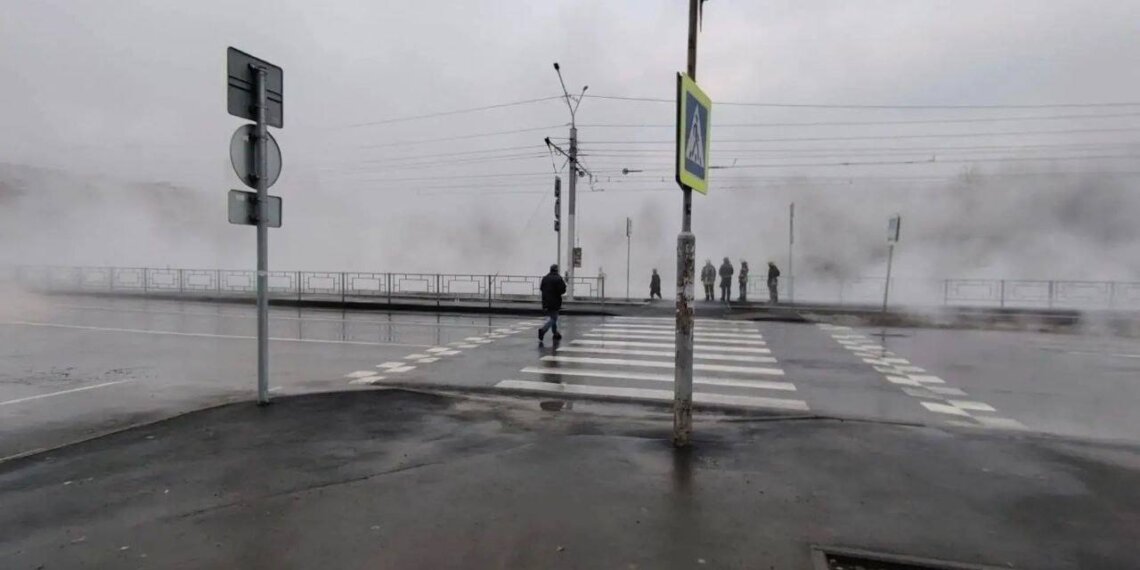 Два человека пострадали после выхода кипятка на дорогу в Барнауле