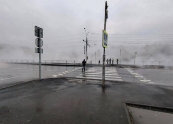 Два человека пострадали после выхода кипятка на дорогу в Барнауле