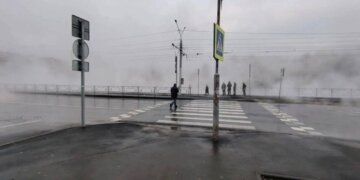 Два человека пострадали после выхода кипятка на дорогу в Барнауле