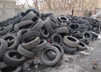 Тысячи брошенных покрышек вывезли из двух жилмассивов Новосибирска