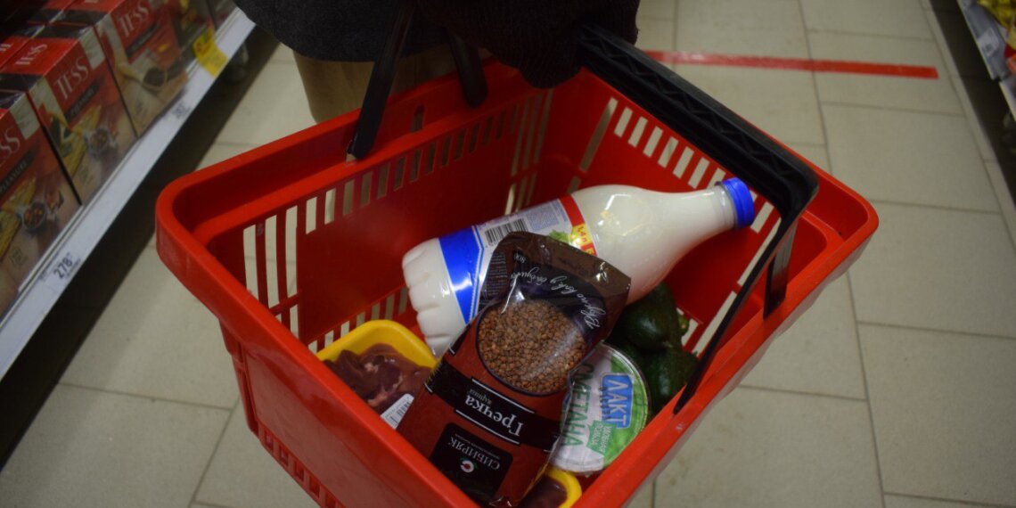 Хватит 7907 рублей: новосибирцам назвали стоимость продуктовой корзины на месяц
