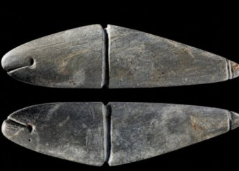На Байкале найдена каменная рыбка-приманка возрастом 7600 лет