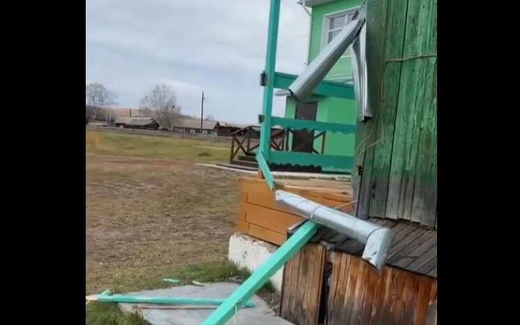 Медведь пытался пробраться в школьную столовую в Иркутской области