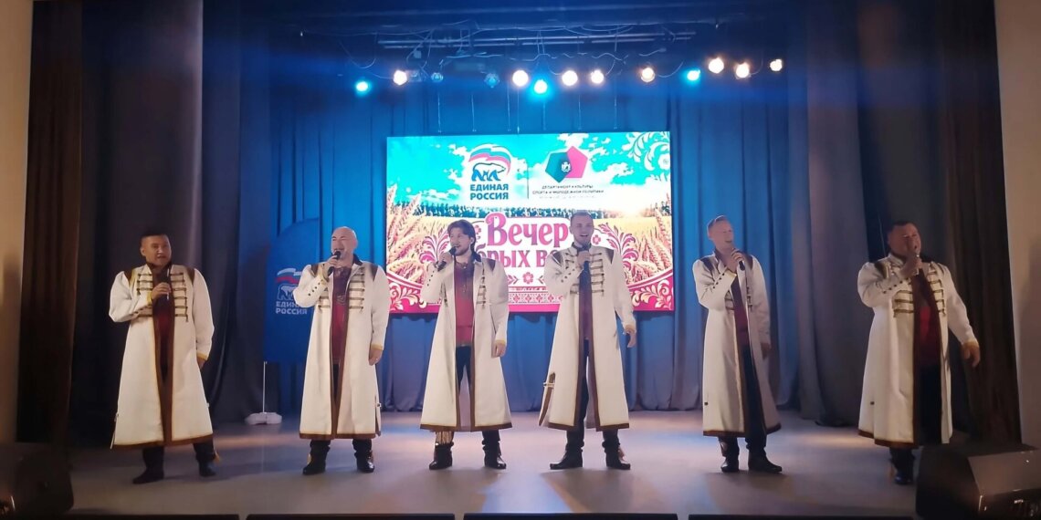 «Мы всегда на позитиве»: в Новосибирске прошёл праздник для старшего поколения