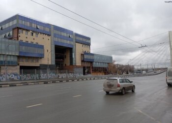 Кругом кирпичи: в Новосибирске демонтируют часть здания автовокзала на Красном проспекте
