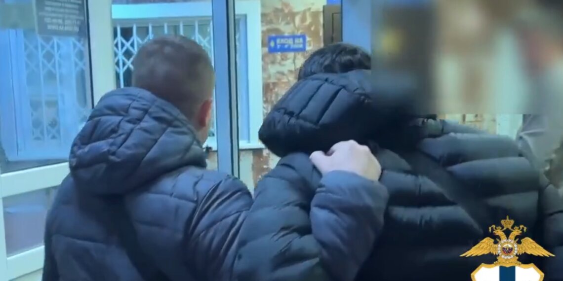 «Место освободи»: в Новосибирске задержали пару, избившую 19-летнюю пассажирку троллейбуса