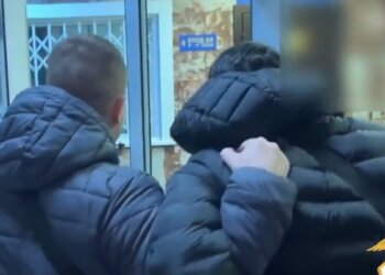 «Место освободи»: в Новосибирске задержали пару, избившую 19-летнюю пассажирку троллейбуса